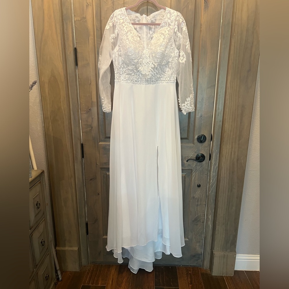 Unbranded Long Sleeve V-Neck White Wedding Dress w/Lace & Illusion Bodice. 12